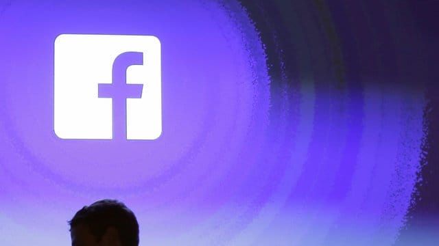Facebook arbeitet an einem Archiv, in dem Wahlwerbung oder Anzeigen zu politischem Themen bis zu sieben Jahre lang auffindbar sein sollen. Facebook arbeitet an einem Archiv, in dem Wahlwerbung oder Anzeigen zu politischem Themen bis zu sieben Jahre lang auffindbar sein sollen.