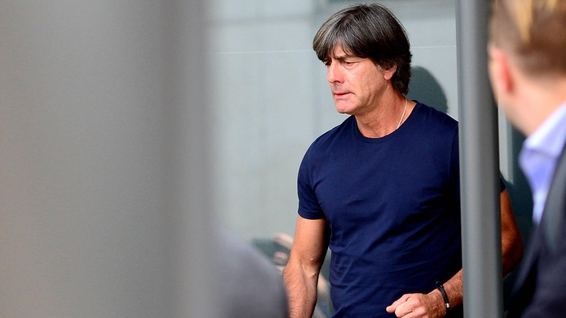 Bundestrainer Joachim Löw wirkte bei der Ankunft des DFB-Teams in Frankfurt alles andere als begeistert.