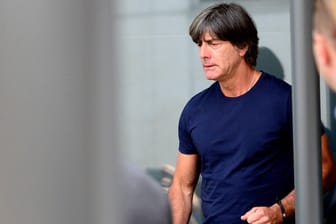 Bundestrainer Joachim Löw wirkte bei der Ankunft des DFB-Teams in Frankfurt alles andere als begeistert.