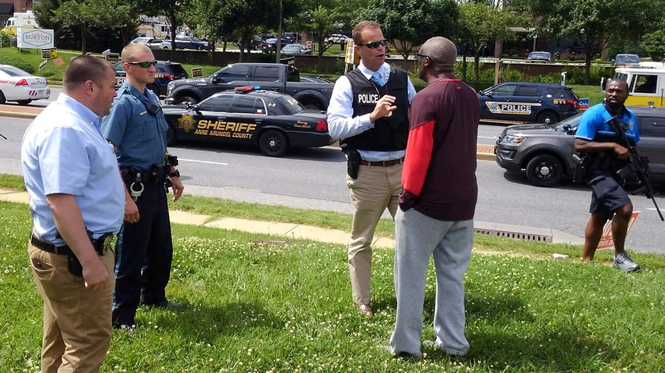 Polzeibeamte sprechen in Annapolis mit Zeugen: In einer Zeitungsredaktion in Washington hatte es zuvor eine Shcießerei gegeben.