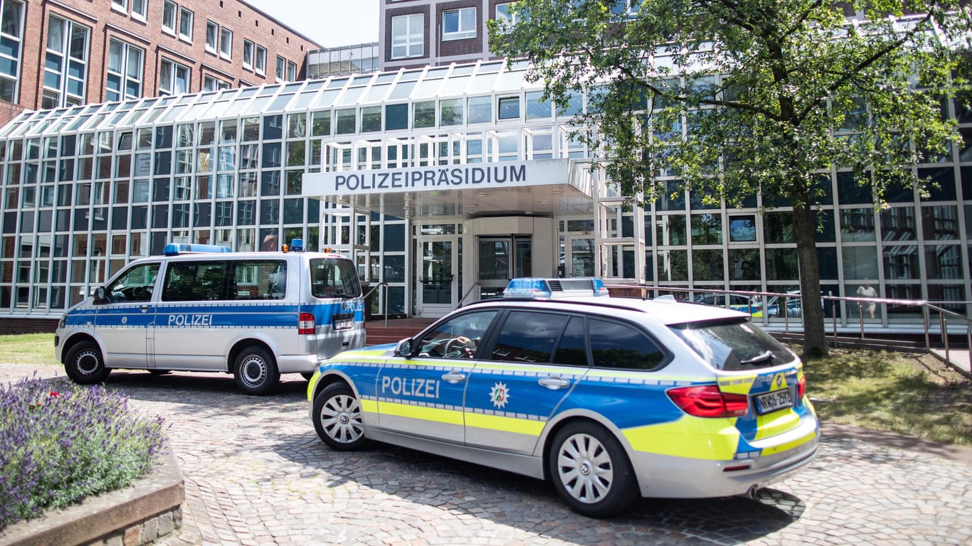 Polizeiautos vor dem Polizeipräsidium in Dortmund: Nach 25 Jahren haben die Ermittler einen Sexualmord aufgeklärt.