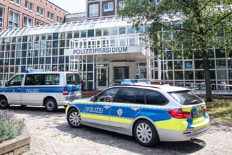 Polizeiautos vor dem Polizeipräsidium in Dortmund: Nach 25 Jahren haben die Ermittler einen Sexualmord aufgeklärt.