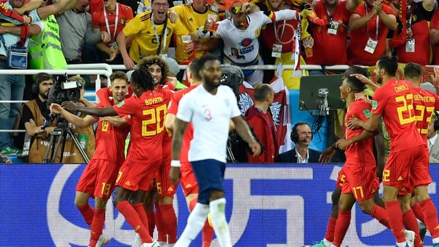 Die belgische Mannschaft bejubelt ihr Tor zum 1:0.