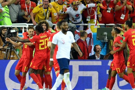 Die belgische Mannschaft bejubelt ihr Tor zum 1:0.