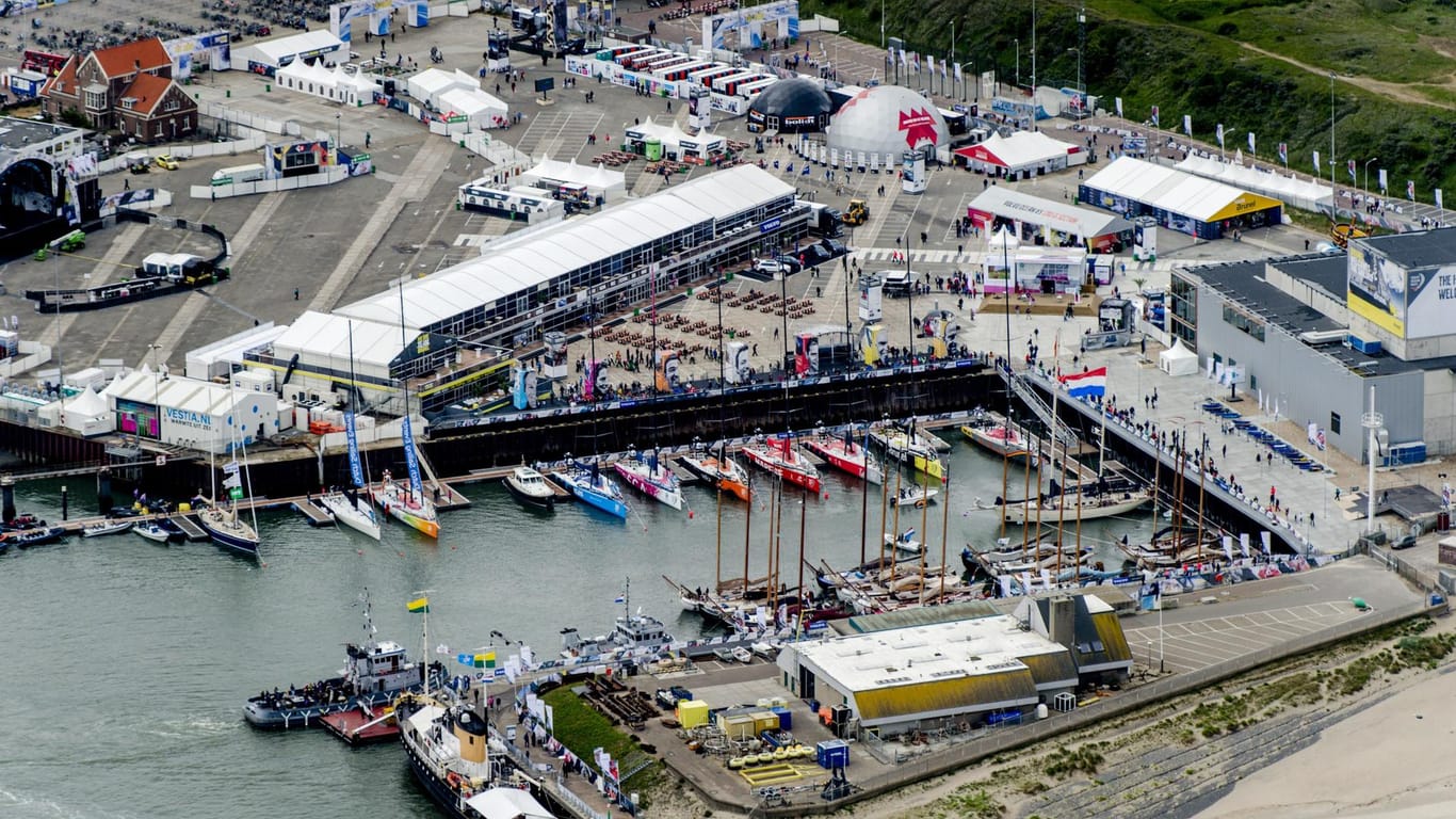 Segelboote des "Volvo Ocean Race" im Hafen von Scheveningen in 2015: Dieses Jahr ist ein Mensch bei einem Unglück am Rande der Regatta gestorben.