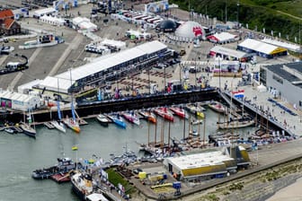 Segelboote des "Volvo Ocean Race" im Hafen von Scheveningen in 2015: Dieses Jahr ist ein Mensch bei einem Unglück am Rande der Regatta gestorben.