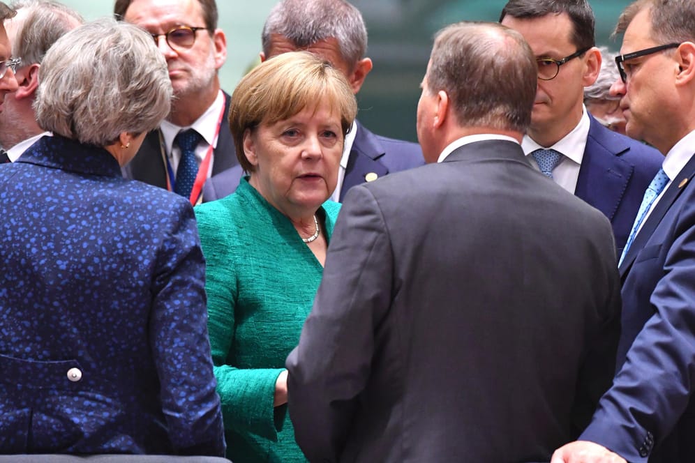 Bundeskanzlerin Angela Merkel (CDU) spricht mit anderen Staats- und Regierungschefs während eines EU-Gipfels: Nach zähen Verhandlungen einigte man sich auf einer Verschärfung der Asylpolitik.