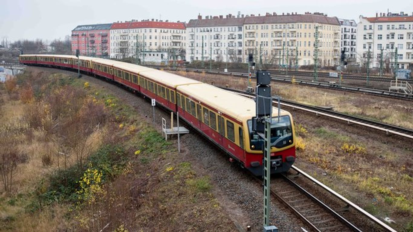 Ein Zug der S-Bahn (Archivbild): Nach einem Kabeldiebstahl zwischen Bornholmer Straße und Pankow kommt es zu Einschränkungen.