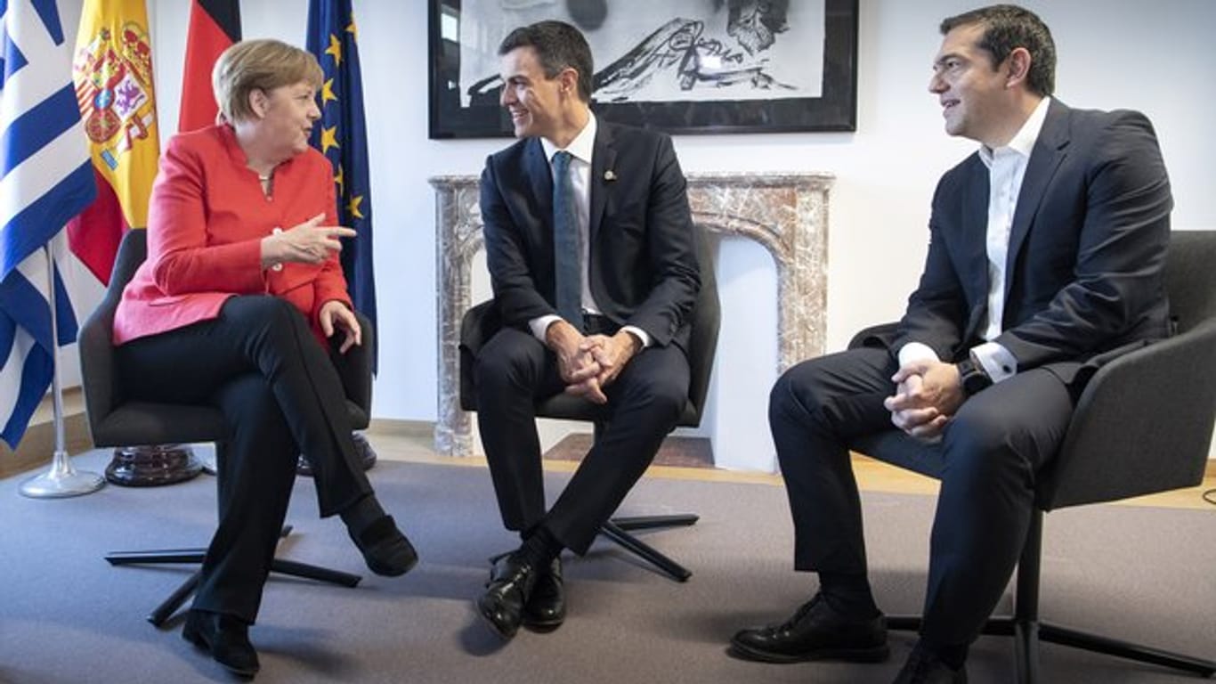 Merkel im Gespräch mit dem spanischen Ministerpräsidenten Pedro Sanchez und dem griechischen Ministerpräsidenten Alexis Tsipras.