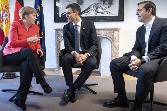 Merkel im Gespräch mit dem spanischen Ministerpräsidenten Pedro Sanchez und dem griechischen Ministerpräsidenten Alexis Tsipras.