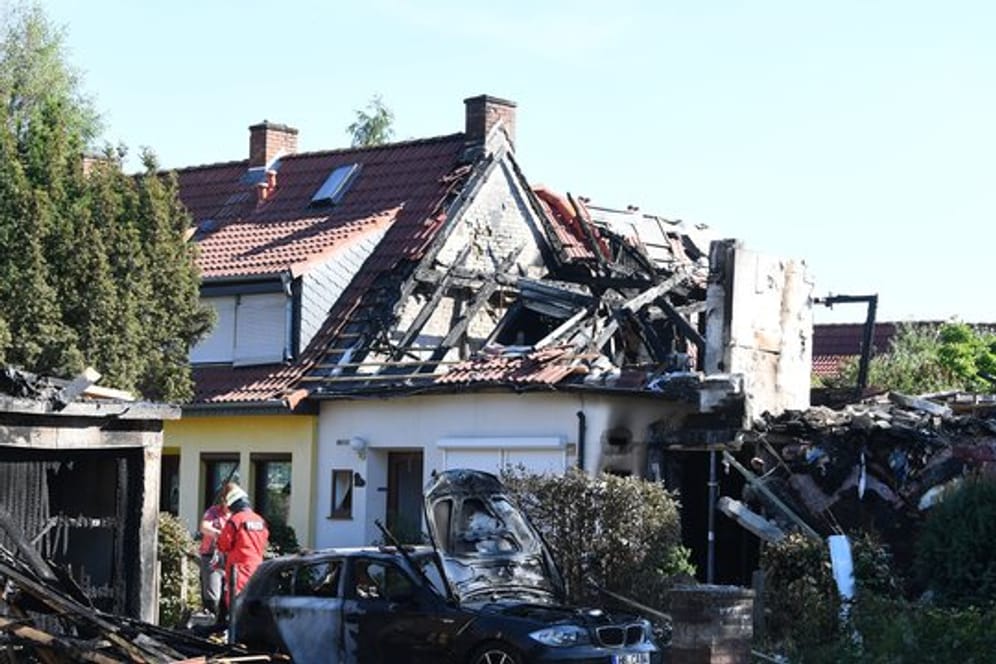 Mitarbeiter der Spurensicherung untersuchen das bei einer Explosion zerstörte Wohnhaus.