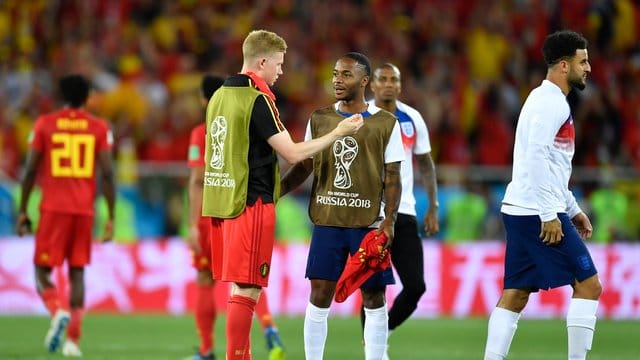 Belgiens Kevin de Bruyne unterhält sich nach dem Spiel mit dem Engländer Raheem Sterling.