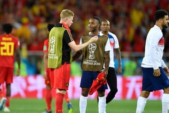 Belgiens Kevin de Bruyne unterhält sich nach dem Spiel mit dem Engländer Raheem Sterling.