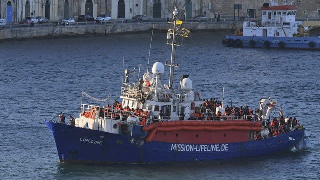 Die maltesischen Behörden werfen der Dresdner Organisation Mission Lifeline vor, dass ihr Schiff "staatenlos" gewesen sei und keine ordentliche Registrierung gehabt habe. Die maltesischen Behörden werfen der Dresdner Organisation Mission Lifeline vor, dass ihr Schiff "staatenlos" gewesen sei und keine ordentliche Registrierung gehabt habe.