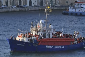 Die maltesischen Behörden werfen der Dresdner Organisation Mission Lifeline vor, dass ihr Schiff "staatenlos" gewesen sei und keine ordentliche Registrierung gehabt habe.