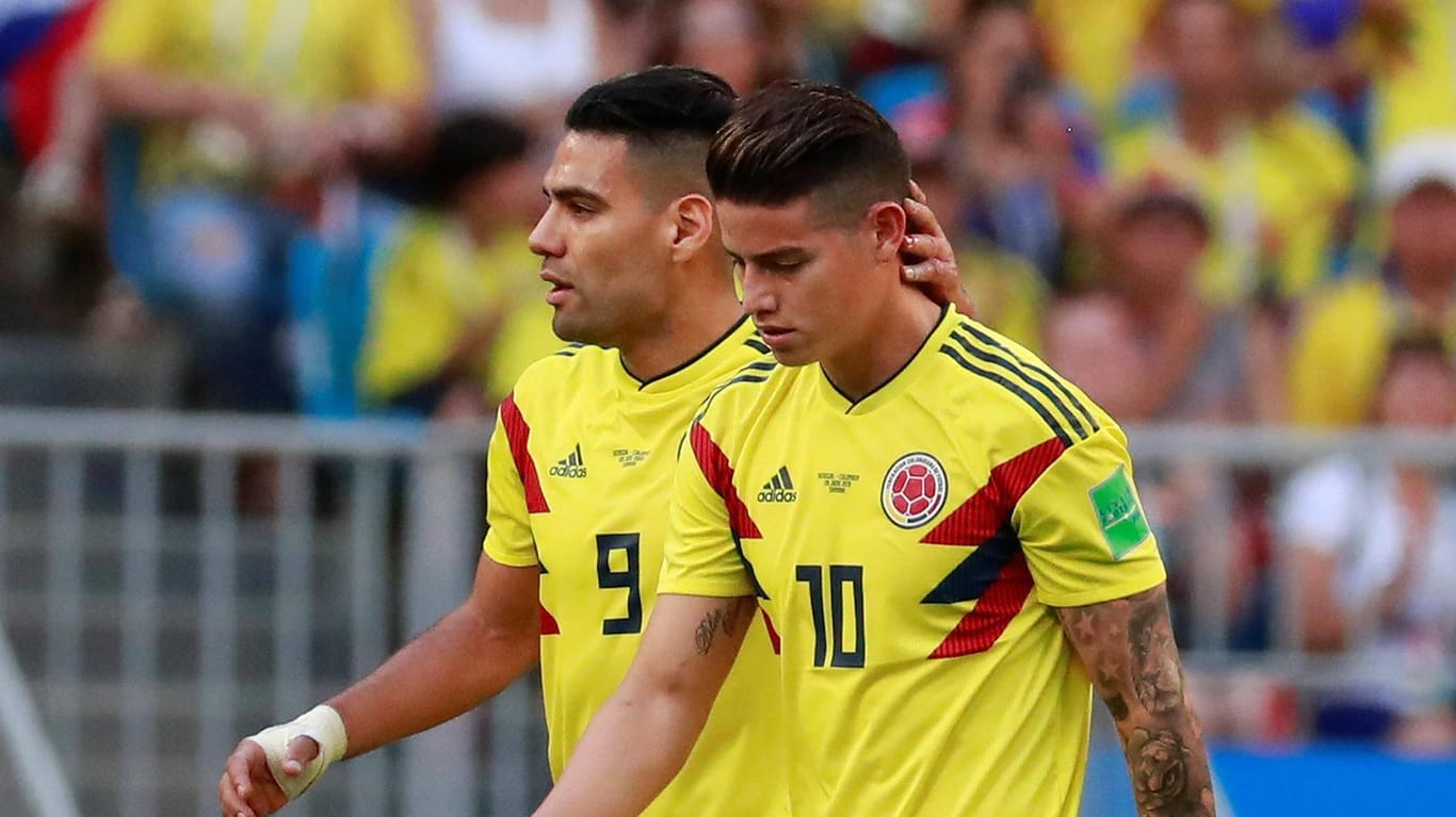 Mitfühlende Geste: Kolumbiens Kapitän Radamel Falcao tröstet James Rodriguez (r.) bei seiner Auswechslung.