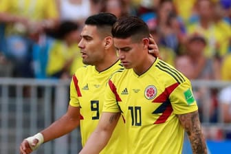 Mitfühlende Geste: Kolumbiens Kapitän Radamel Falcao tröstet James Rodriguez (r.) bei seiner Auswechslung.