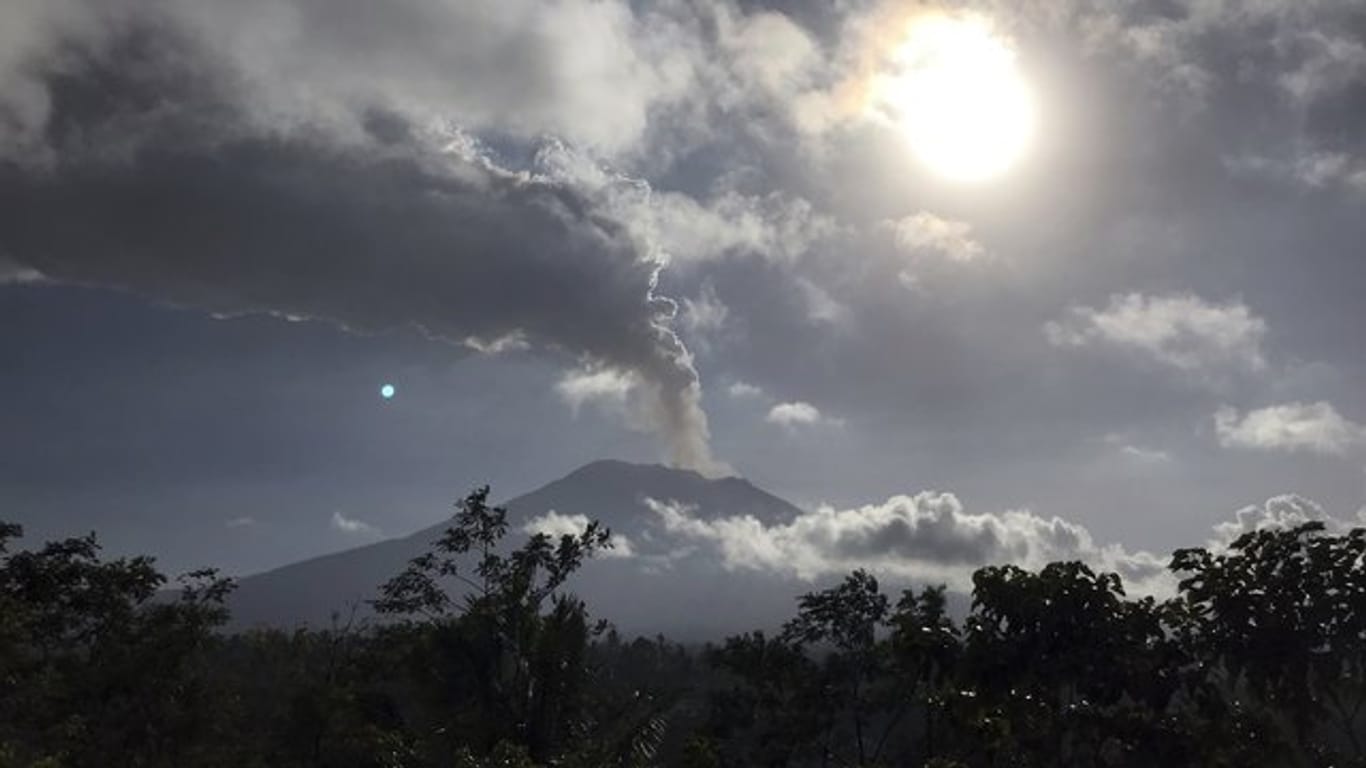 Aschesäule auf Bali: Seit Monaten hält der Agung mit seiner erhöhten Aktivität die Menschen auf Bali mit kleineren und mittleren Eruptionen in Atem.