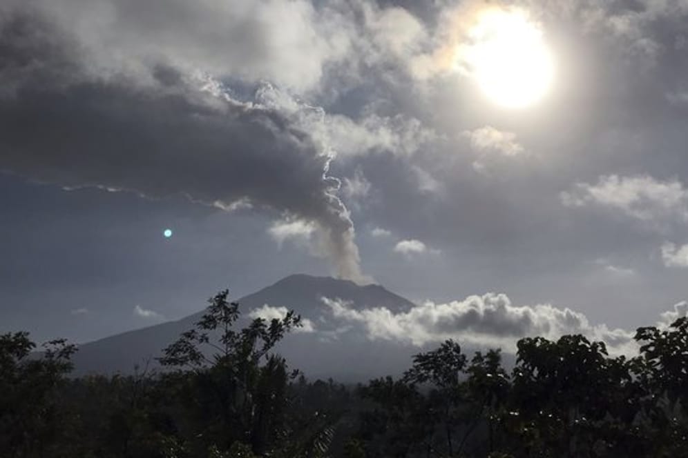 Aschesäule auf Bali: Seit Monaten hält der Agung mit seiner erhöhten Aktivität die Menschen auf Bali mit kleineren und mittleren Eruptionen in Atem.