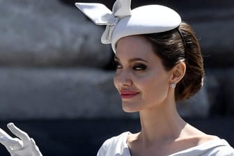 Angelina Jolie: Mit diesem Outfit könnte die Schauspielerin auch als Herzogin durchgehen.