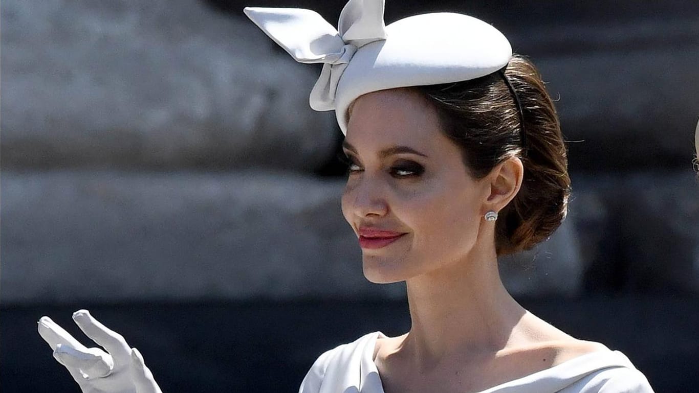 Angelina Jolie: Mit diesem Outfit könnte die Schauspielerin auch als Herzogin durchgehen.