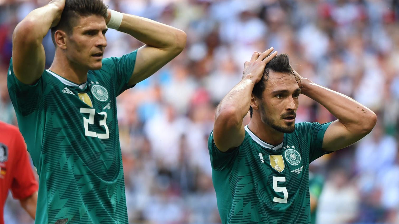 Mario Gomez und Mats Hummels: Sie können nicht glauben, was auf dem Feld passiert.