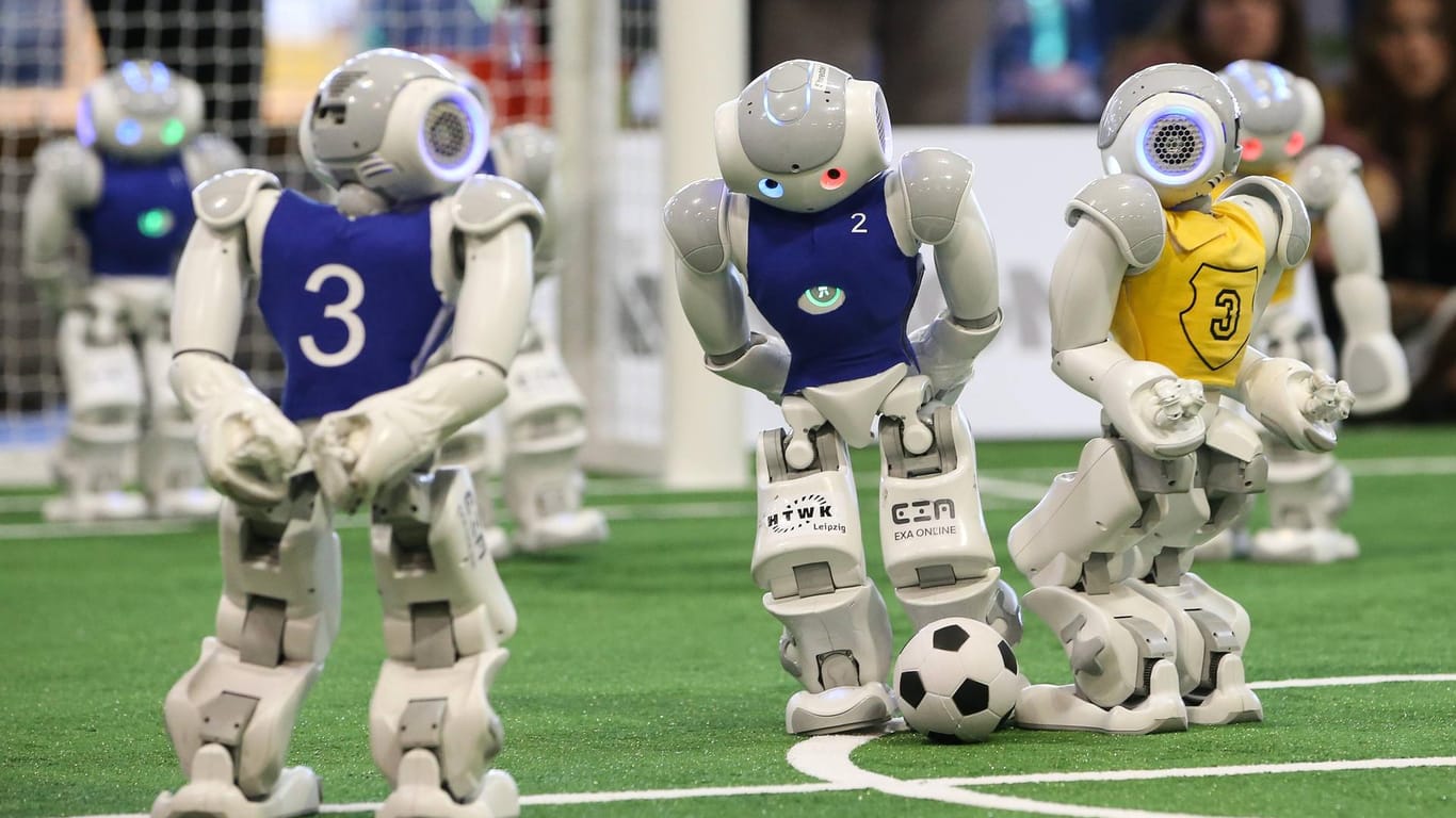 Roboter-Fußball: Bei der Fußball-WM für Roboter, dem "RoboCup" in Montréal, konnten sich 2018 zwei deutsche Teams gegen die Konkurrenz durchsetzen.