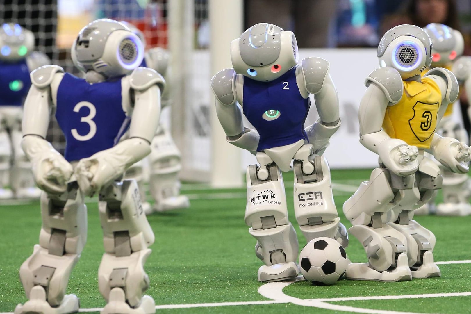 Roboter-Fußball: Bei der Fußball-WM für Roboter, dem "RoboCup" in Montréal, konnten sich 2018 zwei deutsche Teams gegen die Konkurrenz durchsetzen.