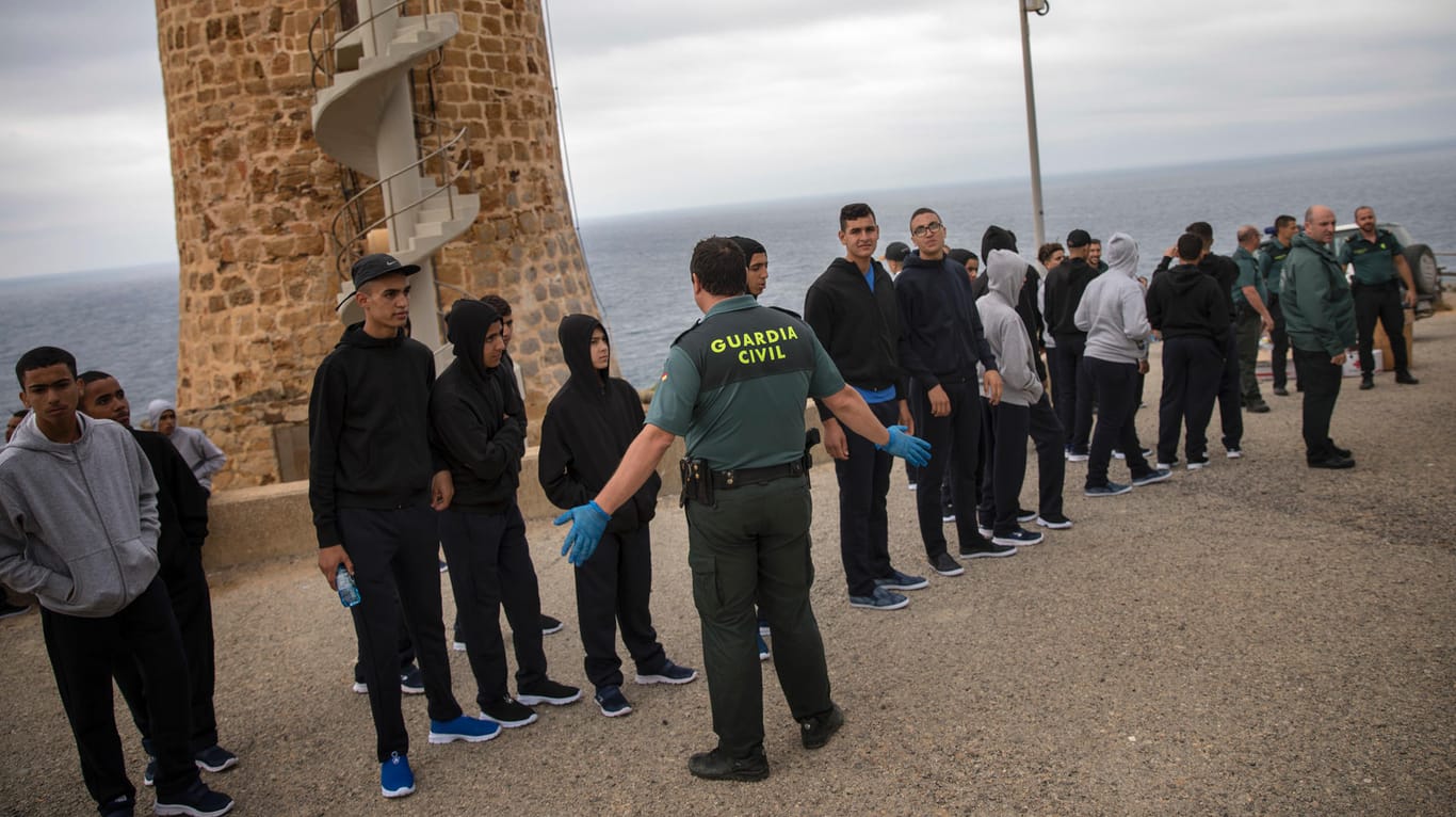 Migranten in Spanien: Künftig sollen Asylsuchende bis zu einer Asylentscheidung in Auffanglagern untergebracht werden.