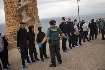 Migranten in Spanien: Künftig sollen Asylsuchende bis zu einer Asylentscheidung in Auffanglagern untergebracht werden.