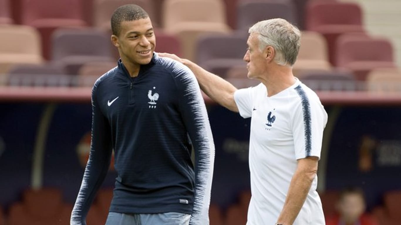 Frankreichs Trainer Didier Deschamps (r) setzt auf Jungstar Kylian Mbappé.