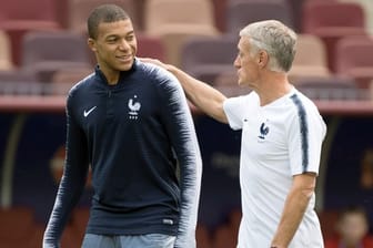 Frankreichs Trainer Didier Deschamps (r) setzt auf Jungstar Kylian Mbappé.