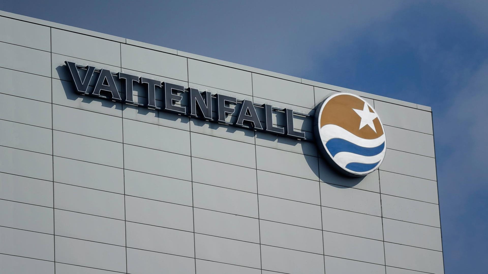 Das Logo von Vattenfall: Der Bundestag hat Millionen-Entschädigungen für die Energiekonzerne beschlossen. Das Logo von Vattenfall: Der Bundestag hat Millionen-Entschädigungen für die Energiekonzerne beschlossen.