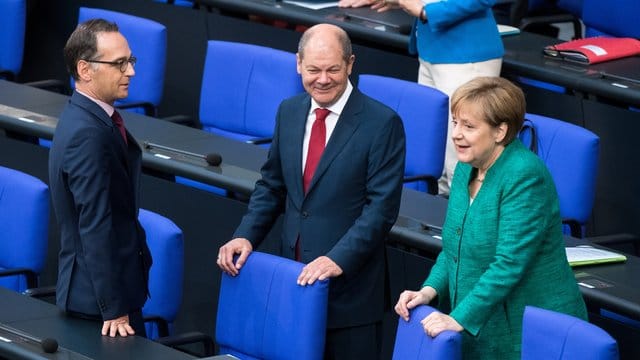 Gut ein Viertel der Befragten glaubt, dass aufgrund des Zerwürfnisses in der Migrationsfrage die Regierung aus Union und SPD zerbricht. Gut ein Viertel der Befragten glaubt, dass aufgrund des Zerwürfnisses in der Migrationsfrage die Regierung aus Union und SPD zerbricht.