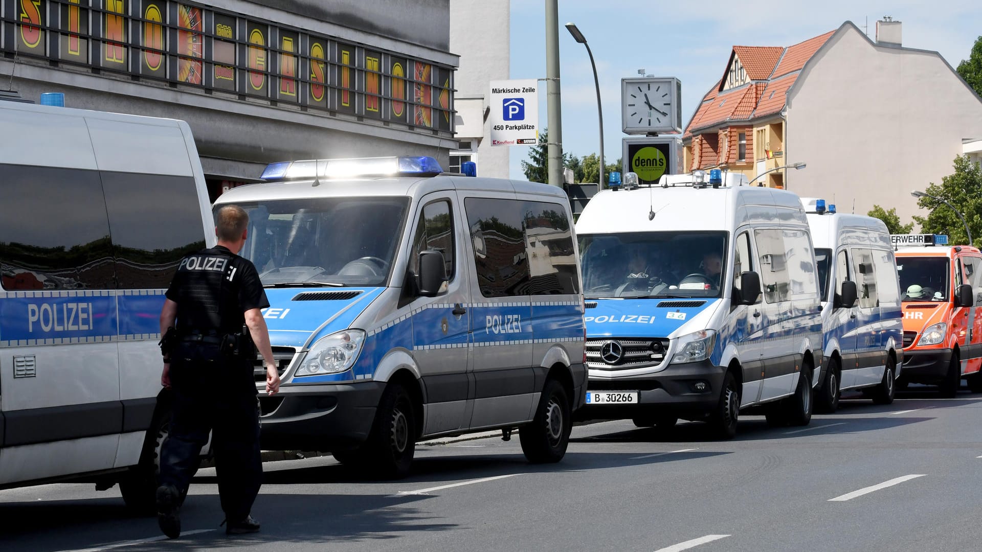 Bombendrohung in Berlin-Wittenau: Am Nachmittag gab die Polizei Entwarnung. Bombendrohung in Berlin-Wittenau: Am Nachmittag gab die Polizei Entwarnung.