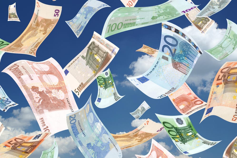 Euro-Noten fallen vom Himmel: Der Geldsegen in Form eines Lottogewinns bringt nicht nur Freude, sondern wirft auch viele Fragen auf.