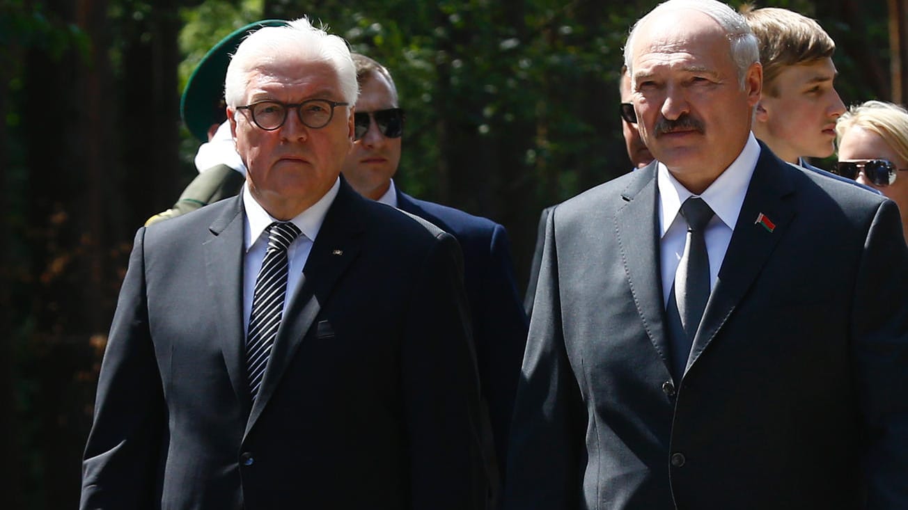 Bundespräsident Steinmeier (l.) und Weißrusslands Präsident Lukashenko bei der Eröffnung der Gedenkstätte in Trostenez: "Scham und Trauer über das Leid, das Deutsche über Ihr Land gebracht haben".