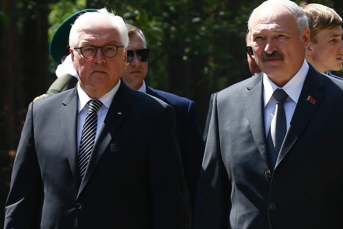 Bundespräsident Steinmeier (l.) und Weißrusslands Präsident Lukashenko bei der Eröffnung der Gedenkstätte in Trostenez: "Scham und Trauer über das Leid, das Deutsche über Ihr Land gebracht haben".