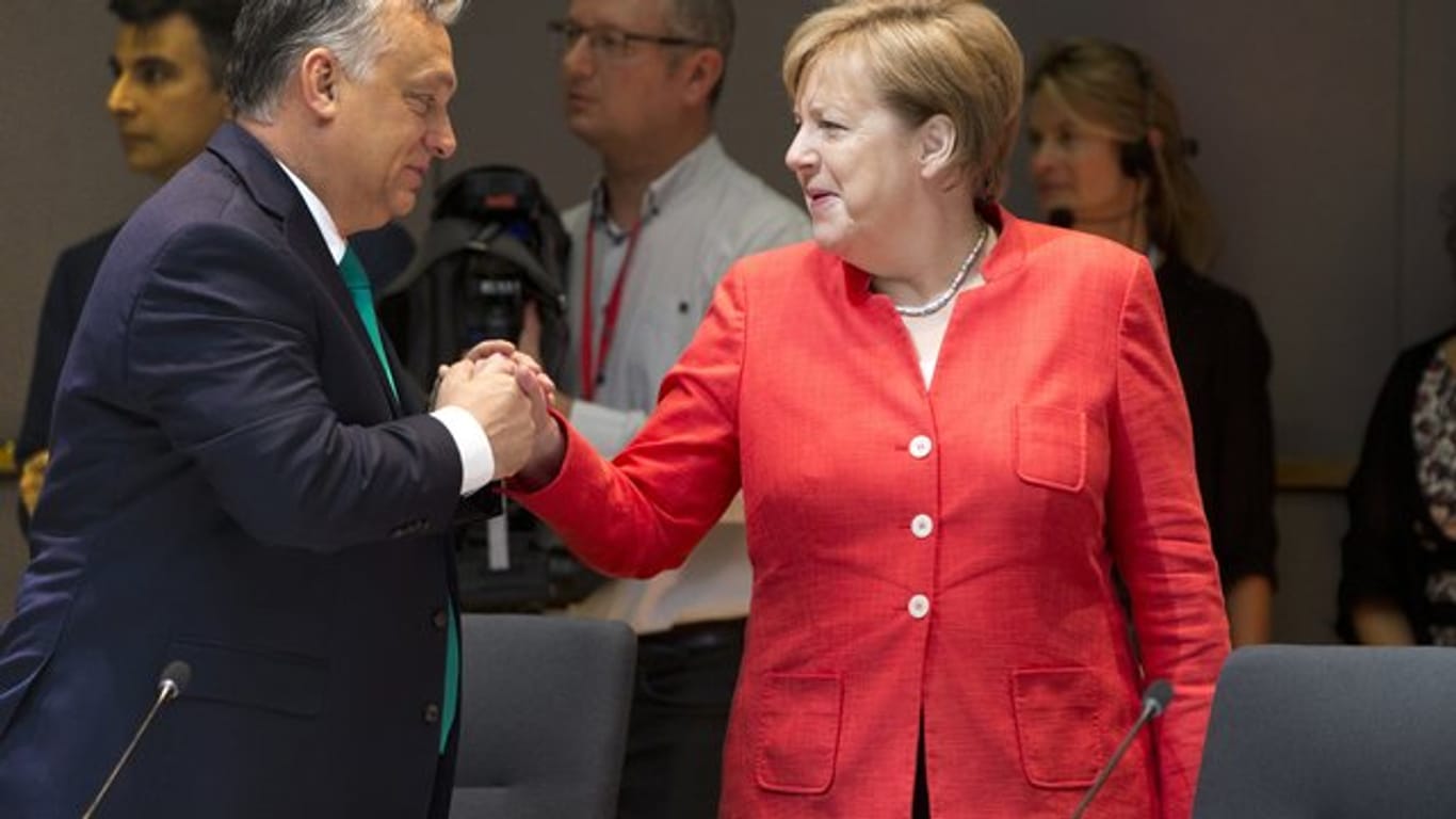 Auf bald: Merkel und ihr ungarischer Amtskollege Viktor Orban bei EU-Gipfel.