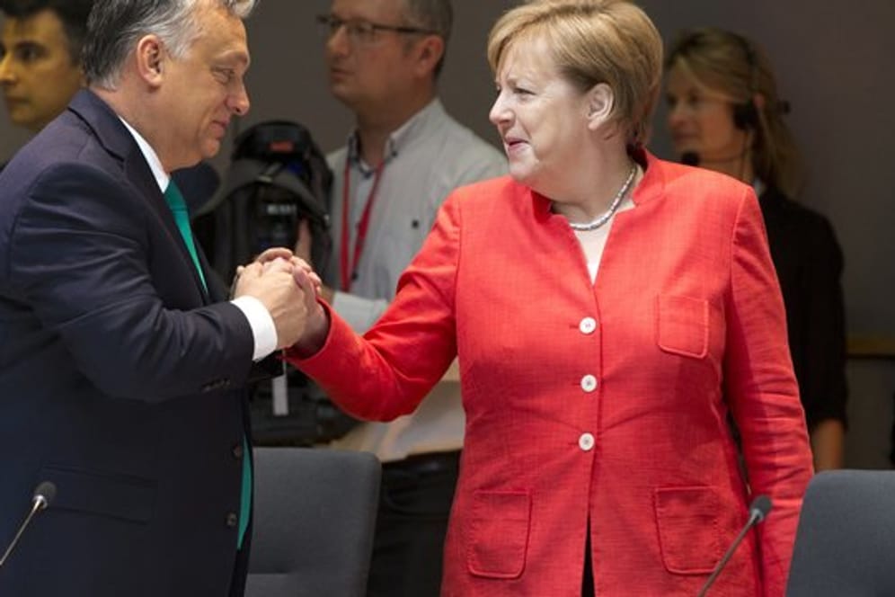 Auf bald: Merkel und ihr ungarischer Amtskollege Viktor Orban bei EU-Gipfel.