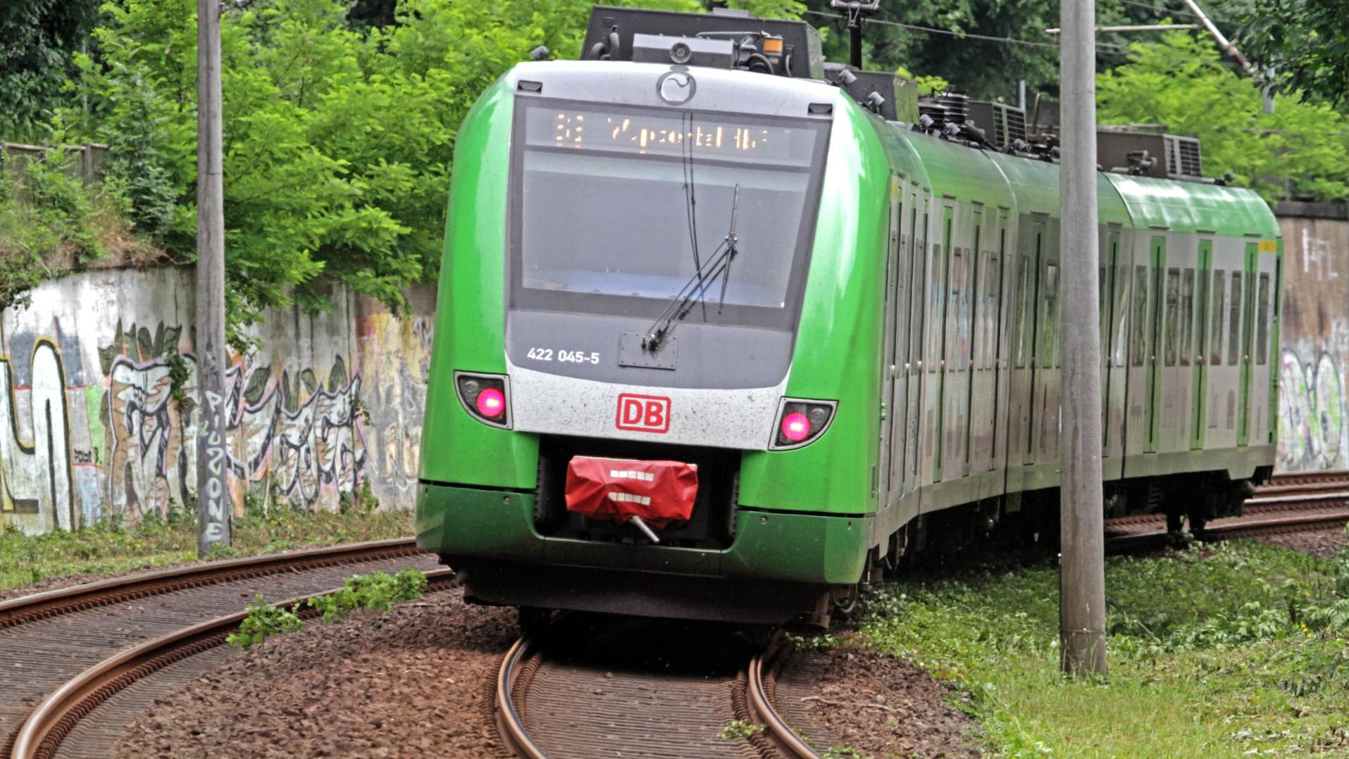 Die S9 auf dem Weg nach Wuppertal: Die Ticketpreise beim VRR werden angezogen. Die S9 auf dem Weg nach Wuppertal: Die Ticketpreise beim VRR werden angezogen.
