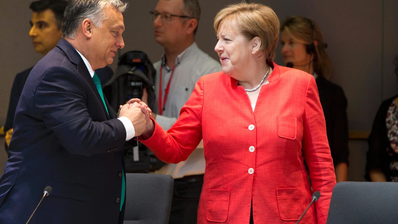 Ungarns Ministerpräsident Viktor Orbán und Bundeskanzlerin Angela Merkel begrüßen sich beim EU-Gipfel: Opposition und Hilfsorganisationen üben harrsche Kritik an den Beschlüssen.