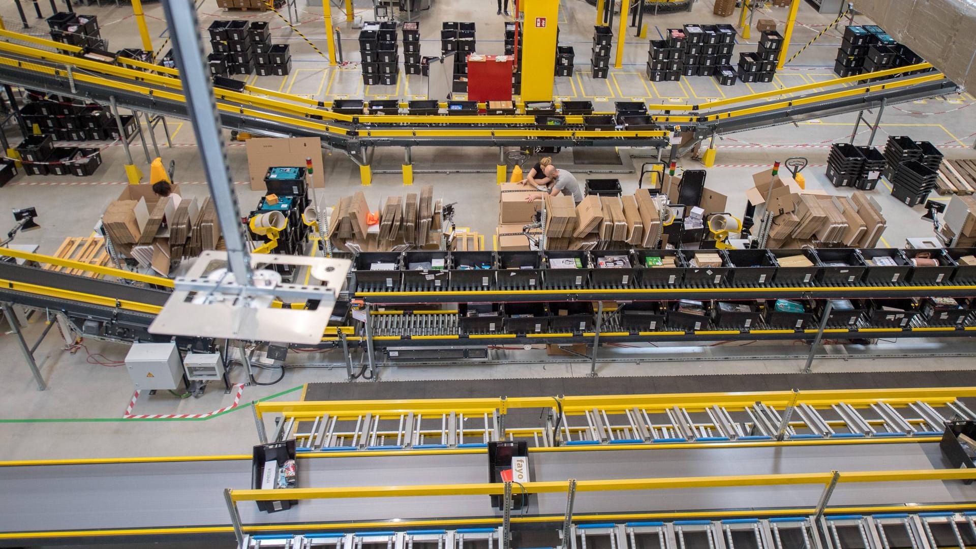 Logistikzentrum von Amazon: Weltweit ist nur ein Unternehmen wertvoller als der Online-Händler.