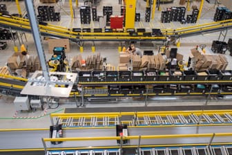 Logistikzentrum von Amazon: Weltweit ist nur ein Unternehmen wertvoller als der Online-Händler.
