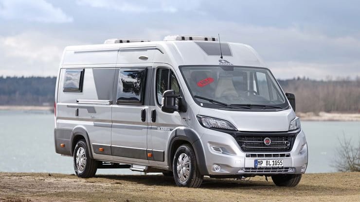 Adria Twin 640 SL: Der Twin hat, wie alle Campingbusse, Außenspiegel mit kurzen Armen. Das Weitwinkelfeld kann man aber je nach Sitzposition schwer einsehen.