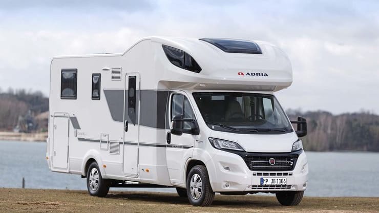 Adria Coral XL Plus 670 SL: Als 3,5-Tonner hat der Coral XL im Serientrimm gerade mal 340 Kilogramm Zuladung. Im Vier- bis Sechs-Personen-Betrieb kommt man also nicht um das optionale 4,4-Tonnen Fahrgestell herum, das wie im Sonic erst ab 148 PS aufwärts verfügbar ist.