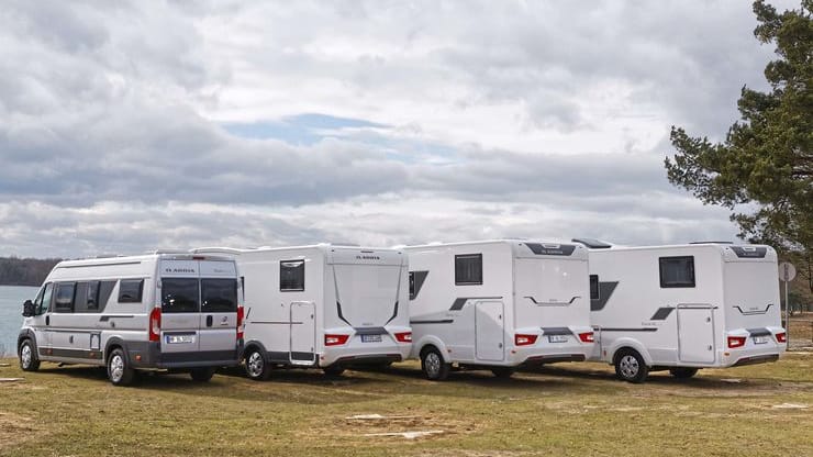 Heckansicht der vier getesteten Reisemobile: Jedes hat andere Schwerpunkte. Welches Modell das passende ist, hängt von den Erwartungen der Nutzer ab.