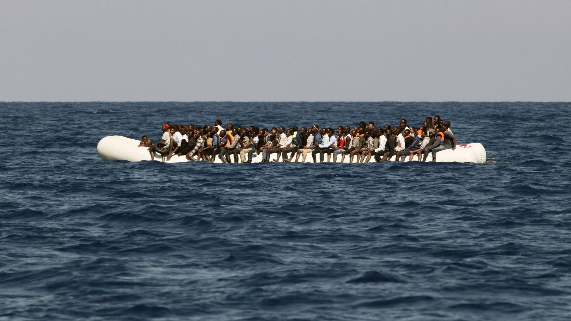 Überfülltes Schlauchboot vor der libyschen Küste: Das Schicksal der etwa 100 am Freitag gekenterten Menschen ist bislang unklar (Archiv).