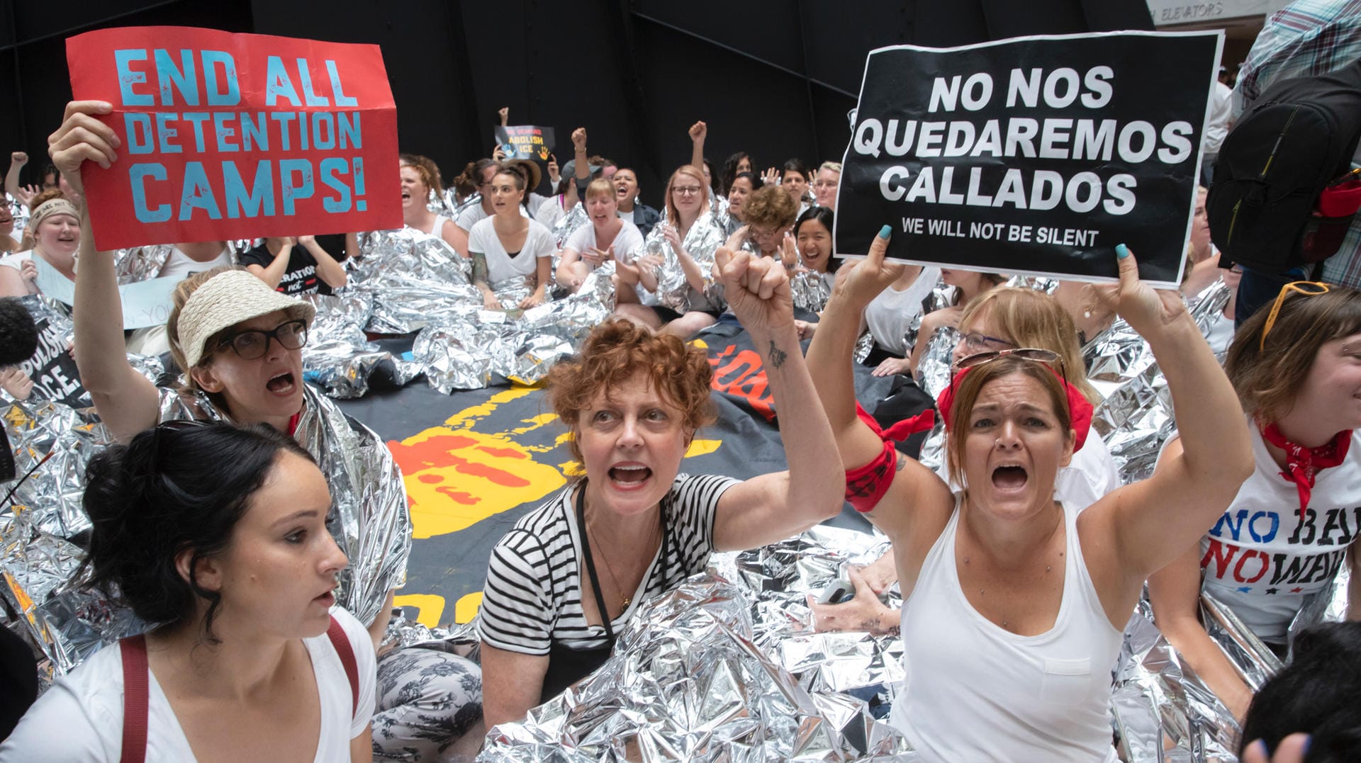 Susan Sarandon (M.) protestiert inmitten weiterer Aktivistinnen in Washington: Die Demonstranten fordern die Zusammenführung Tausender Kinder mit ihren Eltern.