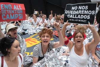 Susan Sarandon (M.) protestiert inmitten weiterer Aktivistinnen in Washington: Die Demonstranten fordern die Zusammenführung Tausender Kinder mit ihren Eltern.